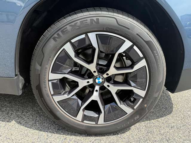 【BMWアロイホイル】軽量かつ強度に拘ったアロイホイル。走行性能ポテンシャルを引き出す設計。車の足元を引き締めてくれる大きなポイントはアロイホイルです。