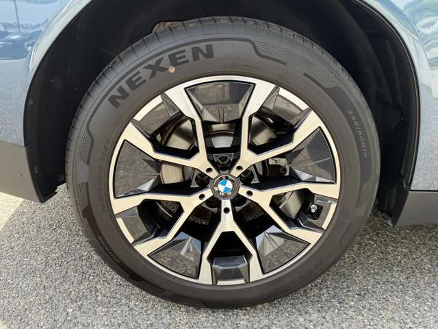 【BMWアロイホイル】軽量かつ強度に拘ったアロイホイル。走行性能ポテンシャルを引き出す設計。車の足元を引き締めてくれる大きなポイントはアロイホイルです。