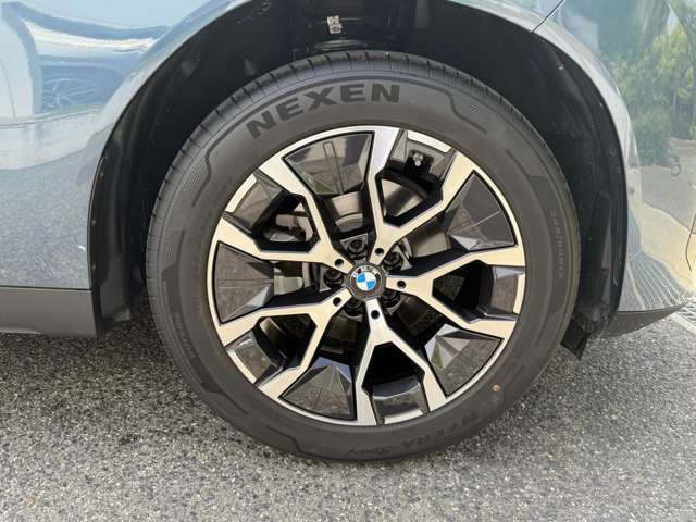 【BMWアロイホイル】軽量かつ強度に拘ったアロイホイル。走行性能ポテンシャルを引き出す設計。車の足元を引き締めてくれる大きなポイントはアロイホイルです。