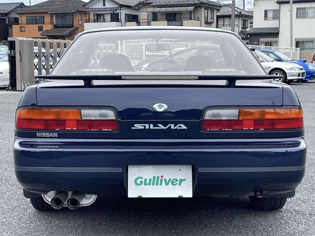 なかなか見ることのできないアンダーフロアですがスポーツカー選びの重要なチェックポイントです。当車両には、フロア・フレームに損傷、歪みなどもありません。