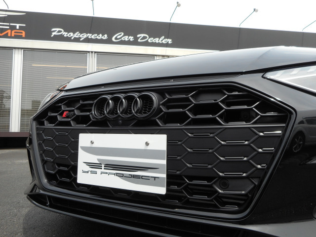 ブラック　Audi　rings　＆　ブラックスタイリングパッケージ