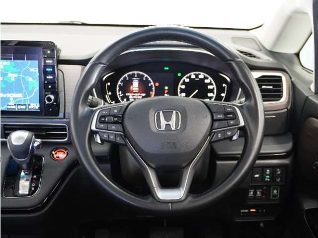 【Honda SENSING】 カメラ等装置で精度の高い検知能力を発揮、安全運転を支援します。ステアリング上のコントローラーに注目！