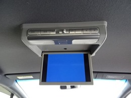 リア席モニター（フリップダウンモニター）装備！ナビゲーションと組み合わせることで、走行中でも後席では地上デジタルTV放送やDVDビデオなどの映像も楽しめます。