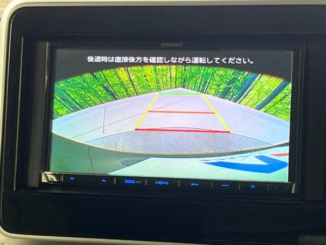 【バックカメラ】駐車時に後方がリアルタイム映像で確認できます。大型商業施設や立体駐車場での駐車時や、夜間のバック時に大活躍！運転スキルに関わらず、今や必須となった装備のひとつです！