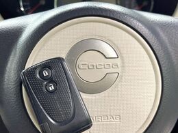 【キーフリーシステム】カバンやポケットに入れたままでもドアの施錠・解錠が可能なスマートキーを装備。エンジンのオン・オフ時もカギを取り出す必要が無いからとっても便利です♪