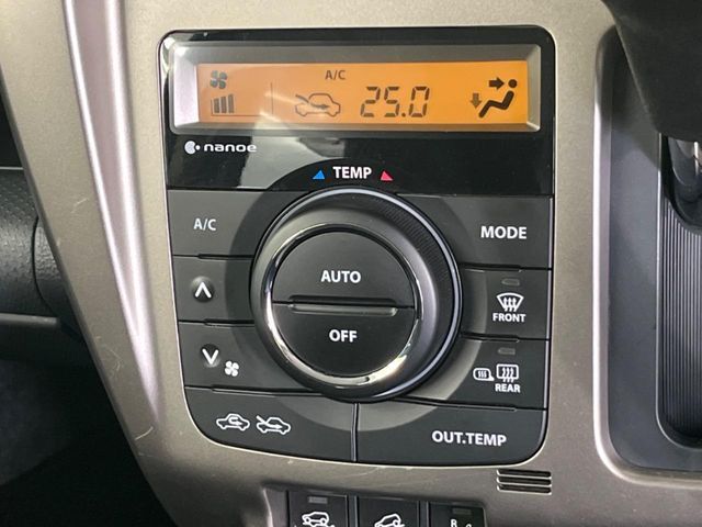 【オートエアコン】一度お好みの温度に設定すれば、車内の温度を検知し風量や温度を自動で調整。暑い…寒い…と何度もスイッチ操作をする必要はありません。快適な車内空間には必須の機能ですね♪