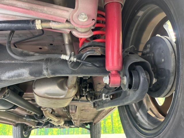 お車を安心してお乗りいただく為には、足回りの定期点検が欠かせません。サービスサポート（有償保証）では無料点検もご提供しており、安心のカーライフをお過ごしいただけるサポート体制が整っています。