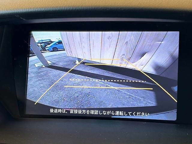 【バックモニター】を装備しております。リアカメラの映像がカラーで映し出されますので日々の駐車も安心安全です。