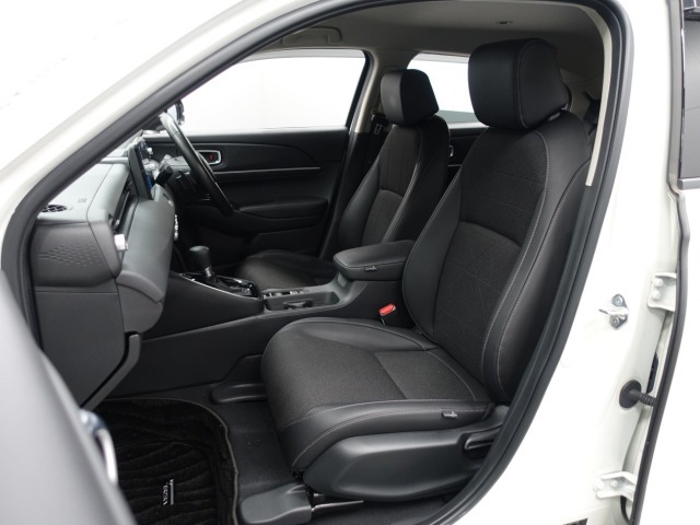 大きな座面と座り心地のよいクッションのフロントシート。シート素材は高級感のあるプライムスムース＆ファブリックのコンビシートとなっております。