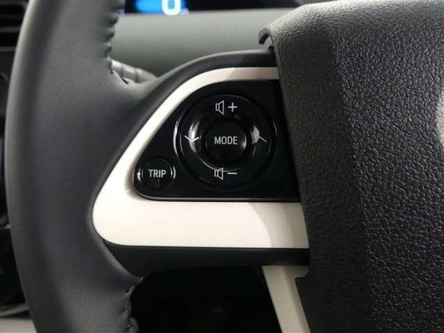 ★ステアリングスイッチも完備しています！オーディオ（ボリュームのみの車両も有ります。）の操作がハンドルから手を離さないでも出来ますので安全性もアップしますよね♪