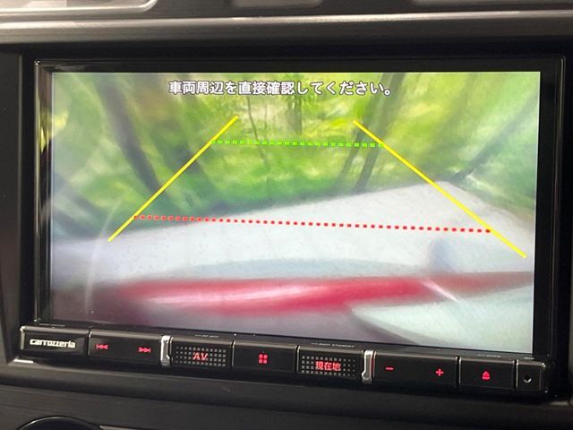 【バックカメラ】駐車時に後方がリアルタイム映像で確認できます。大型商業施設や立体駐車場での駐車時や、夜間のバック時に大活躍！運転スキルに関わらず、今や必須となった装備のひとつです！