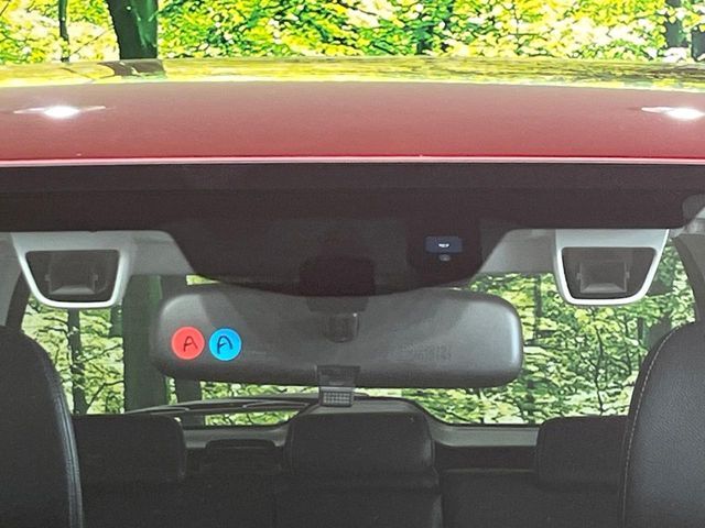 【アイサイトVer2】前方の車両等を検知し、衝突しそうな時は警報で注意を促し、ブレーキを踏む力をサポート。ブレーキを踏めなかった場合は衝突被害軽減ブレーキが作動、衝突回避をサポートします。