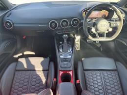 ●【認定中古車】Audi専門のテクニシャンが、100項目にもおよぶ精密な点検を実施。すべてをクリアしたAudi車のみが対象となります。●【認定中古車】Audi専門のテクニシャンが、100項目にもおよぶ