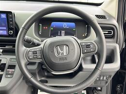 【ステアリング】軽い力で扱いやすいハンドルです。目立つ傷やスレなどなく綺麗な状態です！除菌プランいれていただくとさらに快適に！清潔なお車はお子様にも安心ですね！