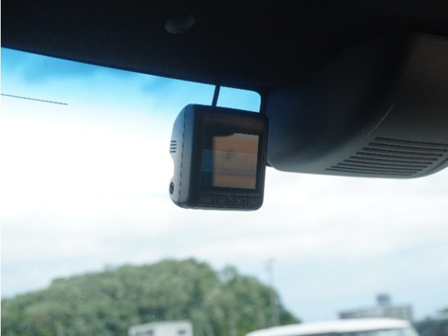 ◆ドライブレコーダー◆映像・音声などを記録する自動車用の装置です。　もしもの事故の際の記録はもちろん、旅行の際の思い出としてドライブの映像を楽しむことができます。