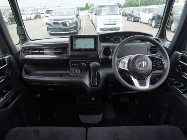視界広々で非常に運転しやすくロングドライブでも疲れを感じさせないすっきりとまとまったインパネ周りです。
