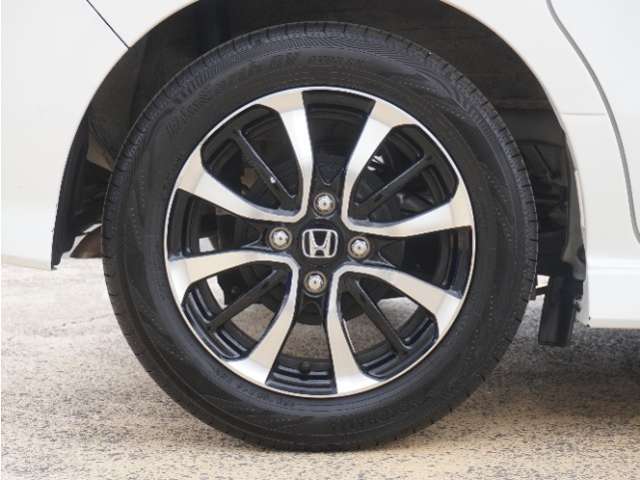 アルミホイール装着車です！これで足元まわりもおしゃれにきまります！