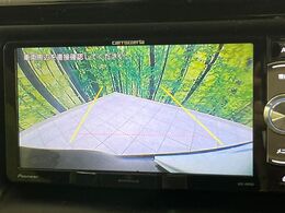 【バックカメラ】駐車時に後方がリアルタイム映像で確認できます。大型商業施設や立体駐車場での駐車時や、夜間のバック時に大活躍！運転スキルに関わらず、今や必須となった装備のひとつです！