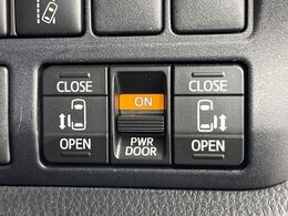 【両側パワースライドドア】スマートキーや運転席のスイッチで後席両側スライドドアの開閉が可能♪電動だから力を入れてドアを開ける必要が無く、小さなお子様でも簡単に開け閉めでき快適です♪