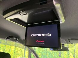 【フリップダウンモニター】大画面モニターで後席でもエンタメをお楽しみいただけます。小さなお子様にも大人気の装備です♪