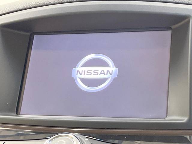 【メーカー純正ナビ】インテリアに溶け込むスタイリッシュな「専用設計」メーカーナビを装備♪視認性や操作性など基本性能にも優れ、より上質なカーライフをお楽しみいただけます。