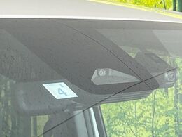 【トヨタセーフティセンス】走行中に前方の車両等を認識し、衝突しそうな時は警報とブレーキで衝突回避と被害軽減をアシスト。より安全にドライブをお楽しみいただけます。