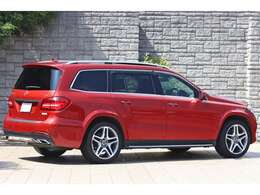 大型整備工場完備。弊社では、整備・板金・コーティングまで、全て社内一貫体制にて対応させていただいております。