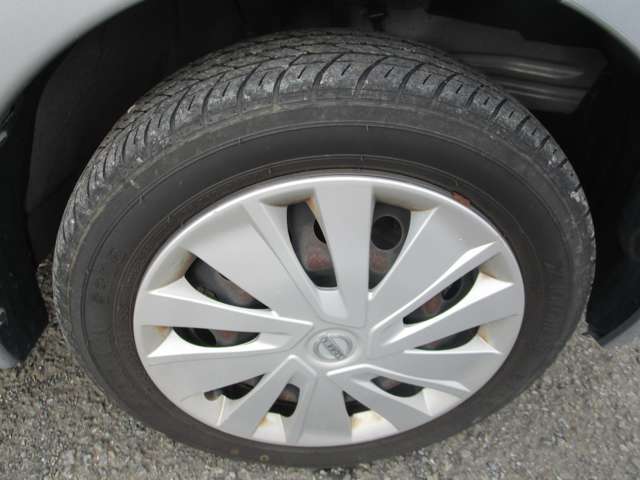 荷室も沢山荷物が入ります　空間の確保を考えるのは全メーカー同様の考えのようです。後部座席のアレンジもあるため、多彩な使い方が出来ます。一度現車にてご確認ください