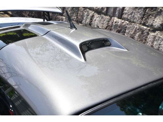 【気持ち良くご納車致します】仕上げ専門スタッフによる、専用ポリッシャーによるボディの磨き仕上げ、ホイール、タイヤハウス内側の清掃、内装の抗菌クリーニング、各部スイッチ、ハンドル、細部の清掃を行います。