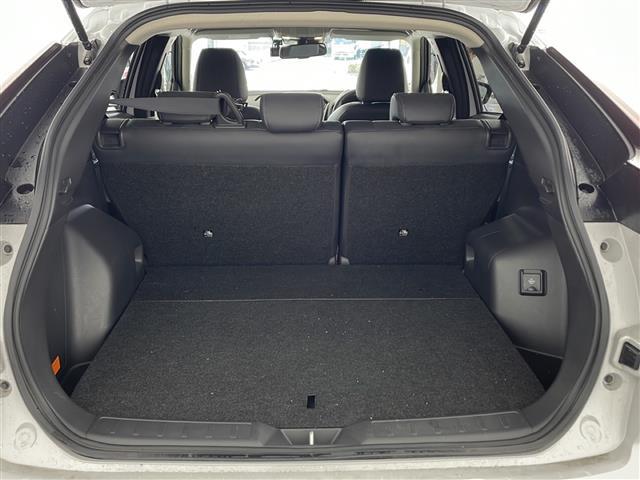 【後部座席】大人が座っても余裕のある広さです！！頭上や足元のスペースも広く取ってあります！