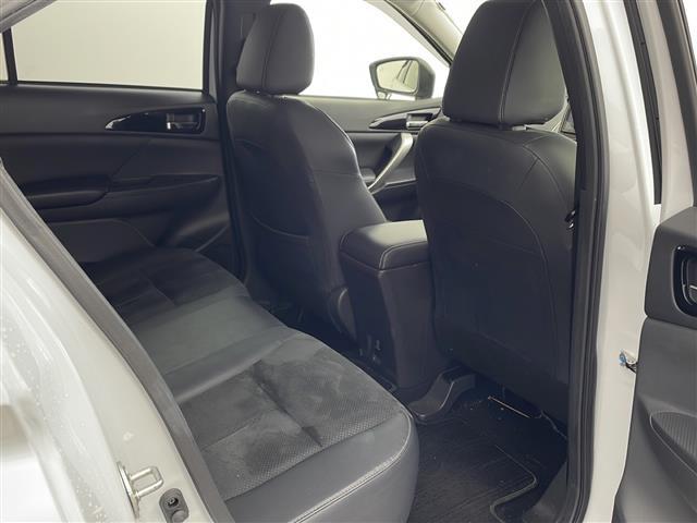 【運転席】座り心地が良いシートなので長時間の運転でも快適にお過ごしいただけます。新品のフロアマットのご注文も可能です。掲載箇所以外にご希望の写真がございましたらお気軽にお問い合わせ下さい。