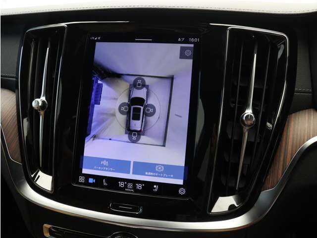 リアカメラによる後方の確認だけでなく、真上から見下ろすバードアイ映像を映し出す360度ビューカメラで、自車周辺の詳細な状況を確認できます。見通しが悪く狭い場所で車を取り回す際には心強い味方となります。