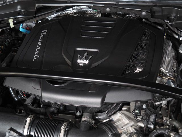 マセラティ新時代の2リッターL4　ハイブリッドエンジン　300馬力（カタログ値）。是非店頭でその走りやエギゾーストを、肌で、耳でご体感ください。