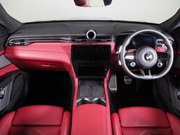 グレカーレGTインテルニロッシ特別限定車です。通常設定の無い赤革や21インチアルミホイールを装備しているのが特徴です。