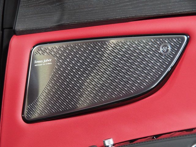 ソナスファベールのスピーカーが標準装備。イタリア発のオーディオブランドで音の工房を意味します。