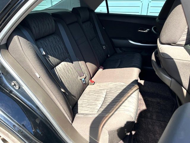 広々とした2列目シートは居住性が高く、居心地も快適！友達や家族とのお出かけにぴったりです。ベビーシートやチャイルドシート使用時も快適にお過ごしいただける十分な空間を確保しています。