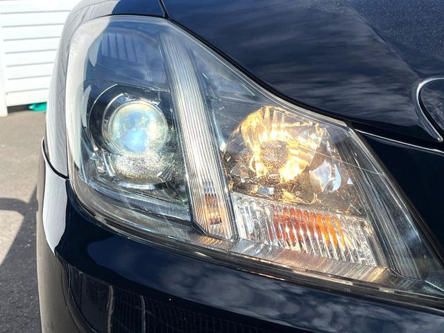 【HIDヘッドライト】非常に明るく前方を照らしてくれるので、悪天候や夜間の走行時も視界良好で安心してお乗りいただけます。