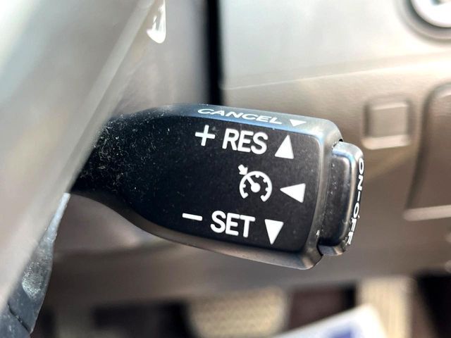 【クルーズコントロール】高速道路もラクラク走行。アクセルを離しても一定速度で走行ができ、長距離運転時の負担を軽減！加速・減速も簡単なスイッチ操作で調整できます。