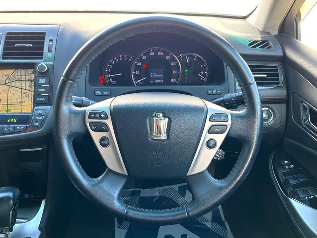 インテリアに合わせたデザインのステアリングは、運転される方のことも考え、運転しやすい形状、大きさです。是非一度、実際に触ってお確かめください。