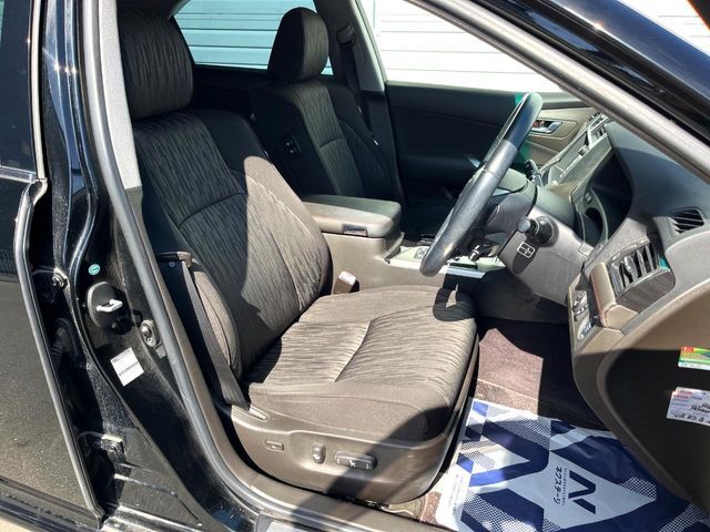 運転席まわりには十分なスペースがあり、大柄な方でもゆったり運転していただける環境です。