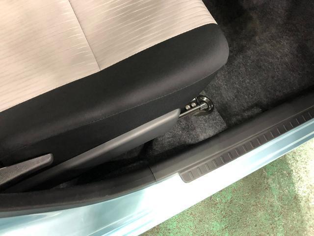 痛みの出やすい運転席シートの角、フロアマット、座面、ともに良好です