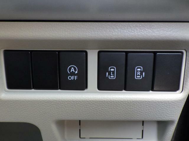 後席のスライドドアは左右両方とも電動スライドドアです。運転席のボタンでも開閉できます。
