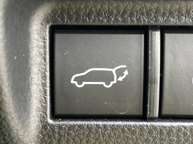 【パワーバックドア】スマートキーや運転席のボタンを押すだけでリアゲートが自動で開閉します！荷物を持っている時や、高い位置にあるバックドアを閉める際に便利な機能です♪