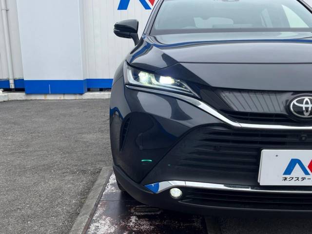 【LEDヘッドライト】悪天候や夜間走行時も良好な視界を確保し安心して運転できる高輝度LEDヘッドライトを装備！点灯速度が早く、消費電力も抑えられています。