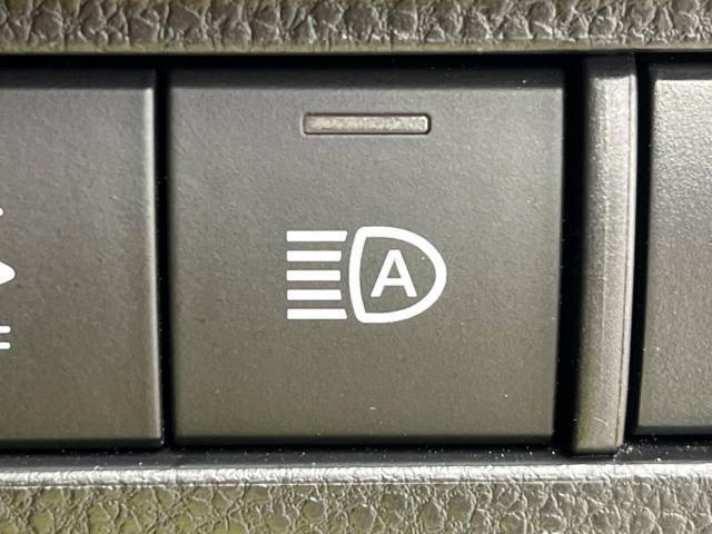 【アダプティブハイビーム】遠くまで明るく照らすハイビームを先行車や対向車に照射しない様、自動で調整！毎回手動で切り替える必要がなく、夜間走行時のストレスも軽減。安全性向上にも寄与します。