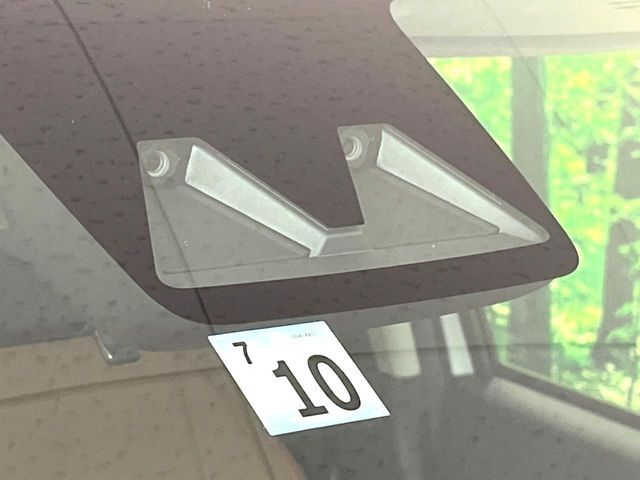 【スマートアシスト】走行中に前方の車両等を認識し、衝突しそうな時は警報とブレーキで衝突回避と被害軽減をアシスト。より安全にドライブをお楽しみいただけます。