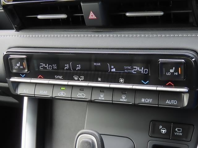 デュアルオートエアコン搭載☆運転席と助手席でエアコンが独立しているのでドライバーも同乗者もより快適にドライブができます♪