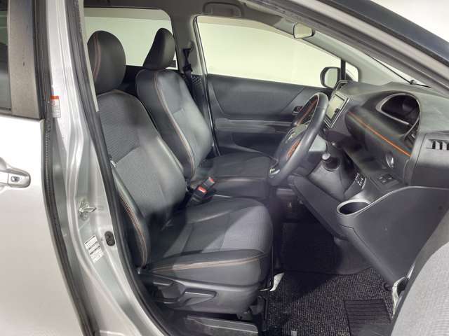 【運転席】座り心地が良いシートなので長時間の運転でも快適にお過ごしいただけます。新品のフロアマットのご注文も可能です。掲載箇所以外にご希望の写真がございましたらお気軽にお問い合わせ下さい。