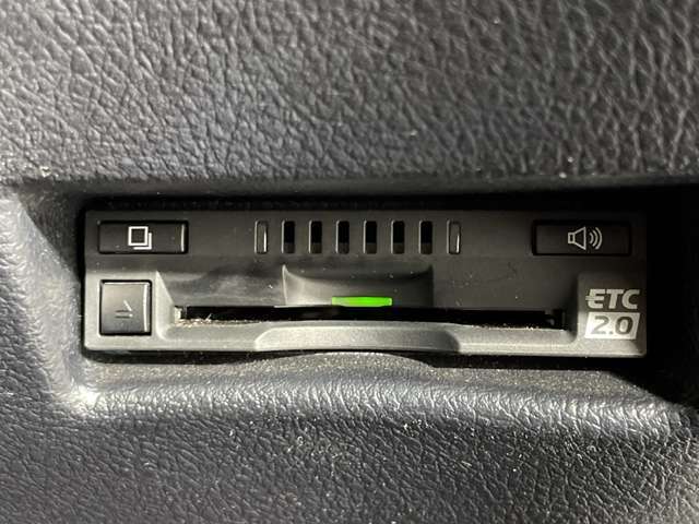 【ETC】有料道路を利用する際に料金所で停止することなく通過できる、ETC車載器（ノンストップ自動料金収受システム機器）が装備されています。セットアップを行うことで利用可能になります。