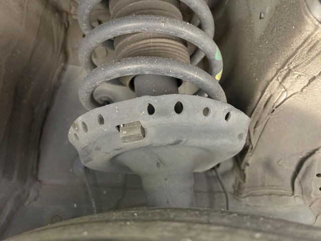 お車を安心してお乗りいただく為には、足回りの定期点検が欠かせません。サービスサポート（有償保証）では無料点検もご提供しており、安心のカーライフをお過ごしいただけるサポート体制が整っています。